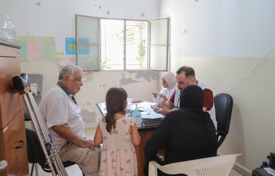 Samira Hamze y su familia (marido y nieta) acuden con frecuencia a la clínica móvil de MSF en Nabatieh.