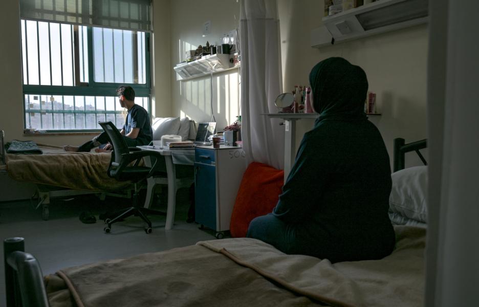 Iyad mira por la ventana de su habitación en el hospital de cirugía reconstructiva de MSF en Amán.