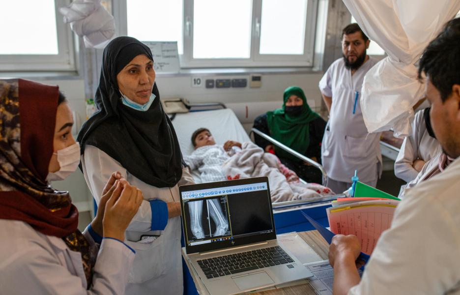 Cada mañana, el personal médico de MSF evalúa el estado de los pacientes ingresados en los departamentos de hospitalización. 