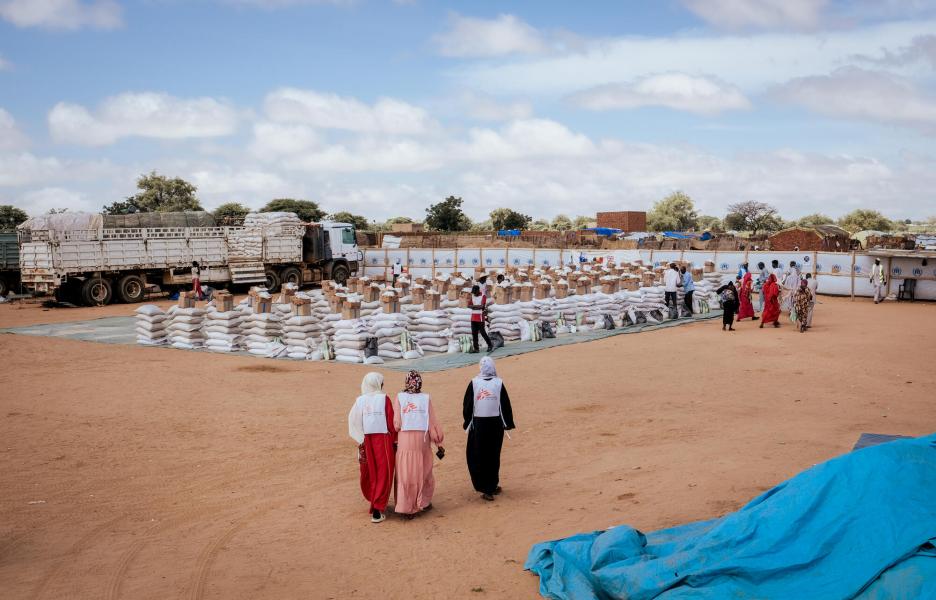 Distribución de jabón y alimentos en Adré