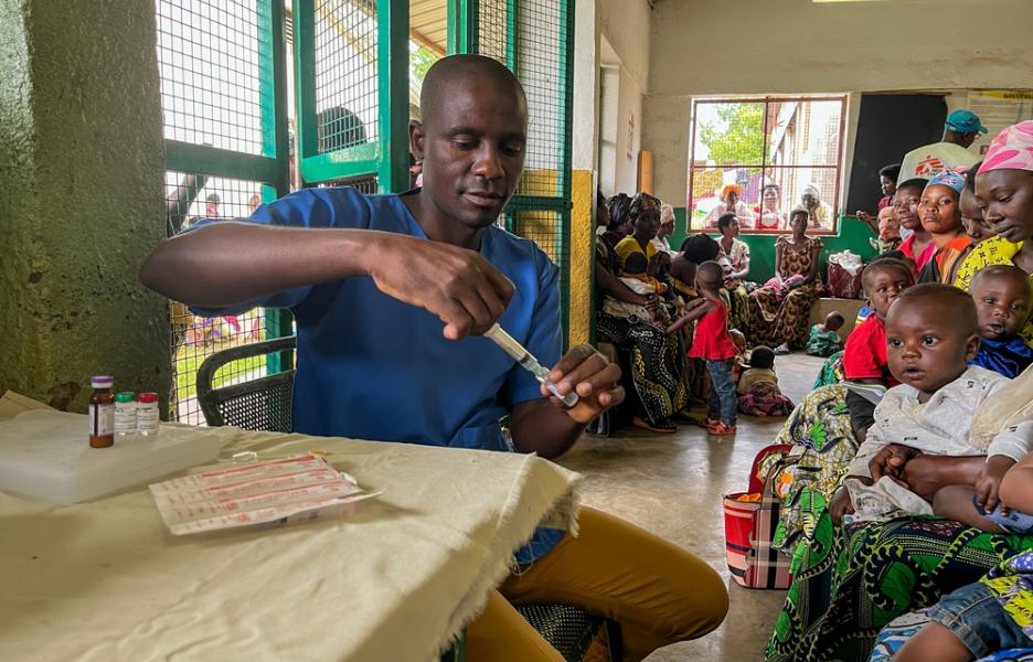 Uno de nuestros médicos prepara una de las dosis de vacunación contra la malaria.