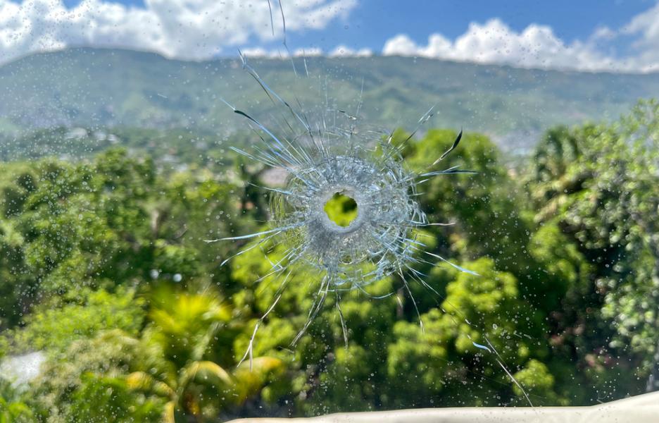 Impacto de una bala perdida en una ventana del centro de urgencias de MSF en Turgeau.