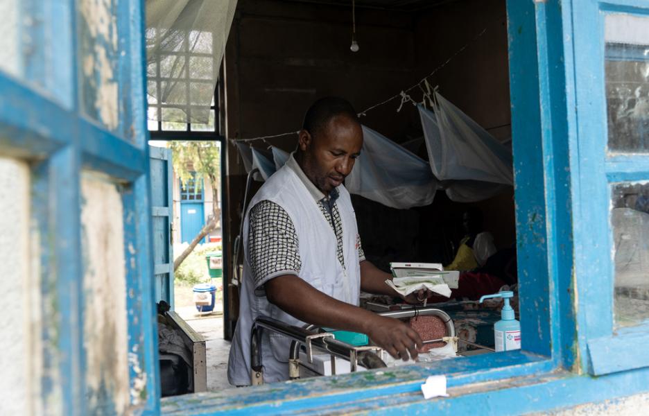 Bisgod Sifumungu, supervisor de MSF, prepara vendajes para los pacientes del Hospital General de Referencia de Mweso. 