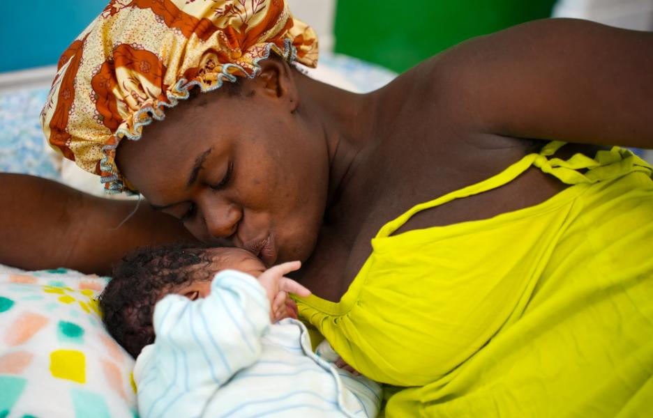 Dieuline, de 25 años, con a su recién nacido en la maternidad Isaïe Jeanty, apoyada por MSF, en Puerto Príncipe.