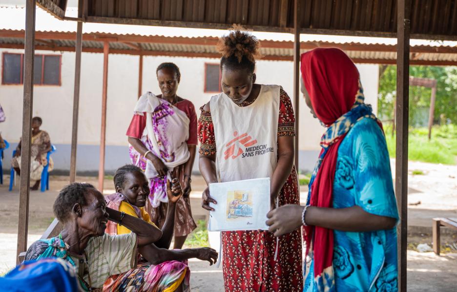 Angelina Achol, formadora de consejeros de MSF, dirige una sesión de psicoeducación sobre salud mental con mujeres en la sala de espera del Hospital Universitario de Malakal.