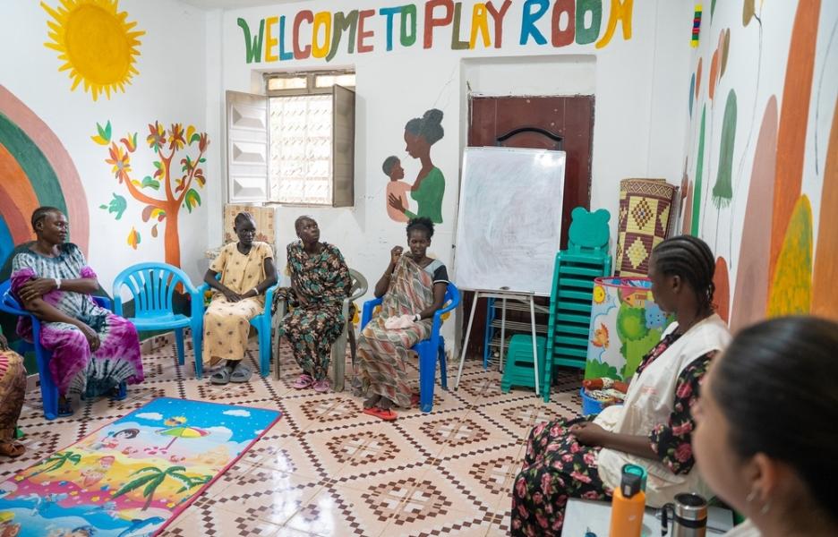 Cuidadoras y madres de los niños ingresados en el hospital de MSF en Malakal asisten a una sesión grupal de sensibilización sobre salud mental.