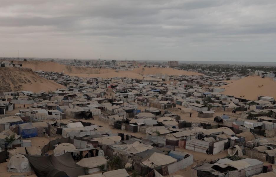 Miles de tiendas de campaña en Al Mawasi, Jan Yunis, donde familias desplazadas viven en condiciones de hacinamiento, sin lo más básico para sobrevivir