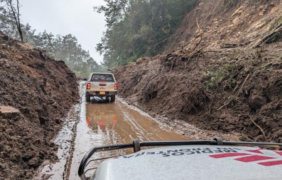 Los vehículos tienen que atravesar deslizamientos de tierra y caminos embarrados para llegar a comunidades aisladas en las montañas de Hidalgo.