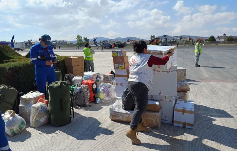 Preparación de suministros para su transporte aéreso a comunidades aisladas.