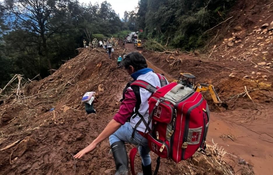 Carretera impracticable tras las inundaciones y deslizamientos en Hidalgo, México.