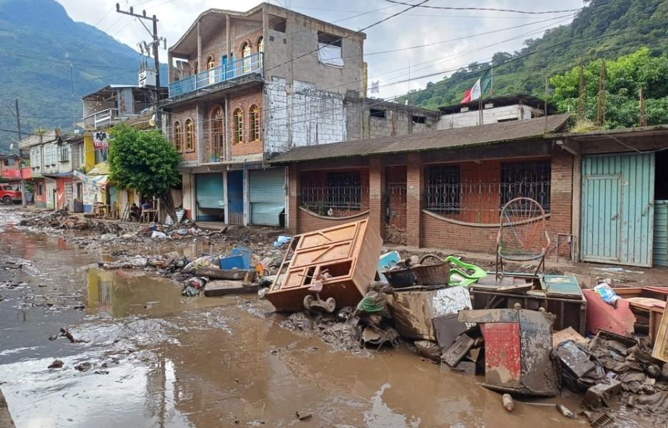 Casas y pequeños negocios dañados o destruidos por las inundaciones.