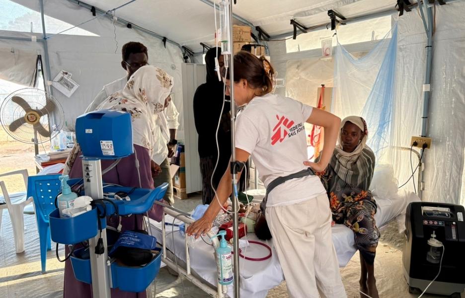 Atención a una niña de un año con desnutrición en el hospital de Tawila. 14 de octubre de 2025.