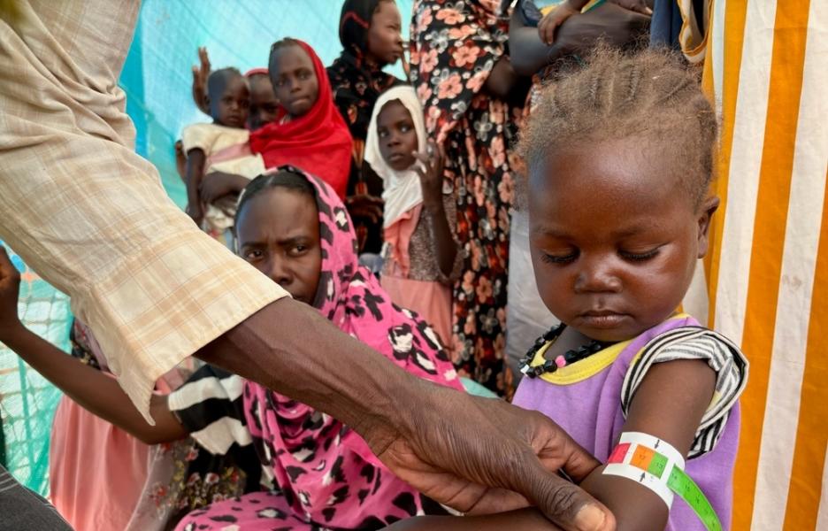Un miembro de MSF mide la circunferencia del brazo de Nouran Abdallah, de dos años, que huyó de El Fasher el 11 de octubre con su familia. La medición muestra desnutrición aguda moderada.