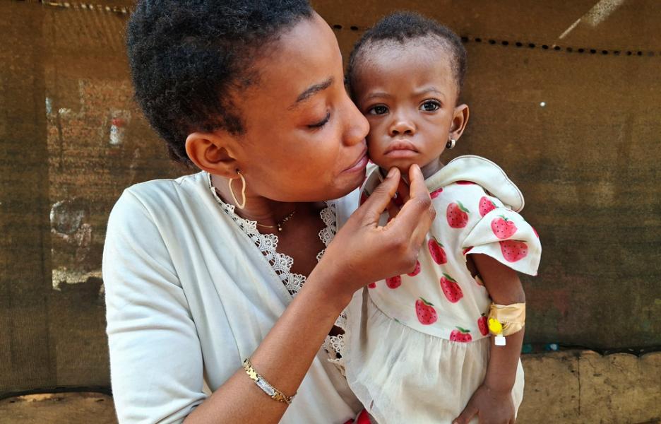 Amina de 18 meses, con su madre