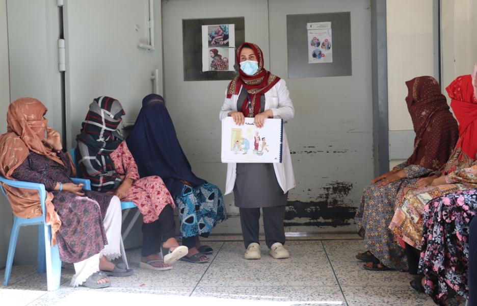 Un promotor sanitario de MSF imparte una sesión sobre concienciación sanitaria a madres y cuidadores de recién nacidos en los pasillos del Hospital Regional Abo Ali Sina, en Mazar-i-Sharif (Afganistán).