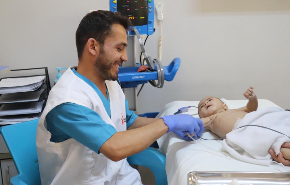 Abdul Mujeeb, enfermero de MSF, atiende a Zainab, una niña de dos años y medio que acaba de llegar a la sala de urgencias de la unidad pediátrica de MSF en el Hospital Regional Abo Ali Sina, en Afganistán.