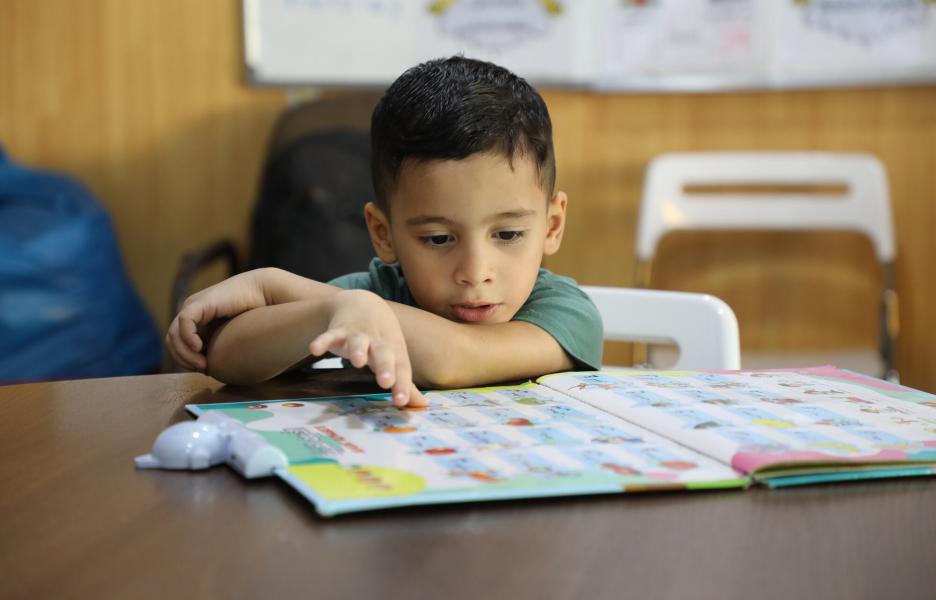 Omar en clase en el hospital de cirugía reconstructiva de Amán, Jordania. 