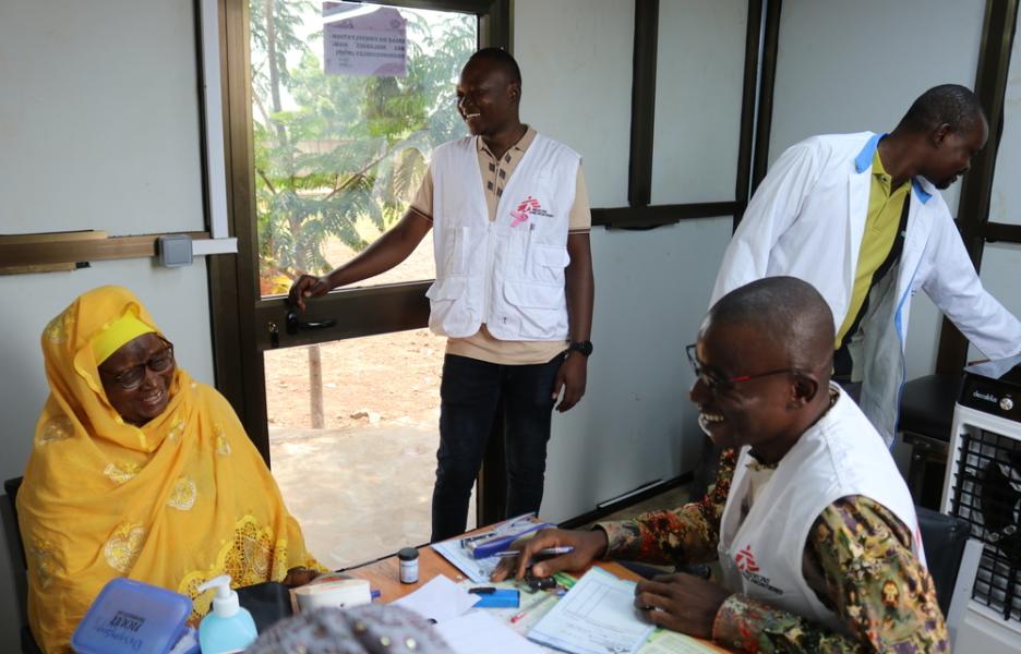 Djibril Ouedraogo, supervisor de enfermería, y sus colegas apoyan a un paciente en el manejo de su enfermedad no transmisible en la sala de tratamiento especializada de Dédougou, Burkina Faso.