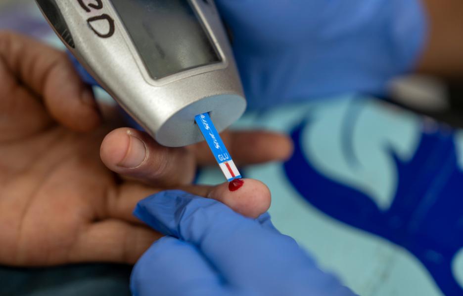 Un paciente de MSF usando un glucómetro. Cox's Bazar, Bangladesh.
