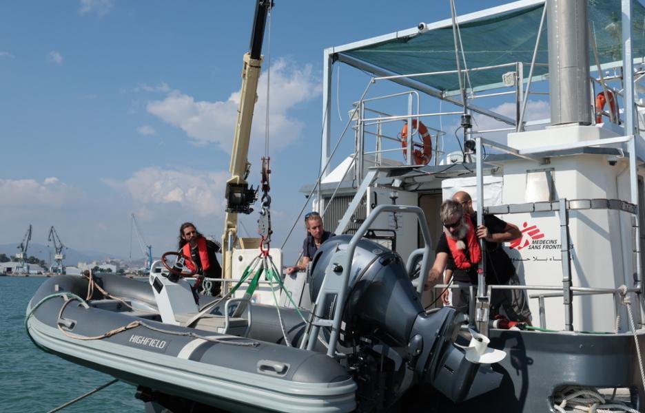 El Oyvon está equipado con una lancha semirrígida para las operaciones de salvamento. 