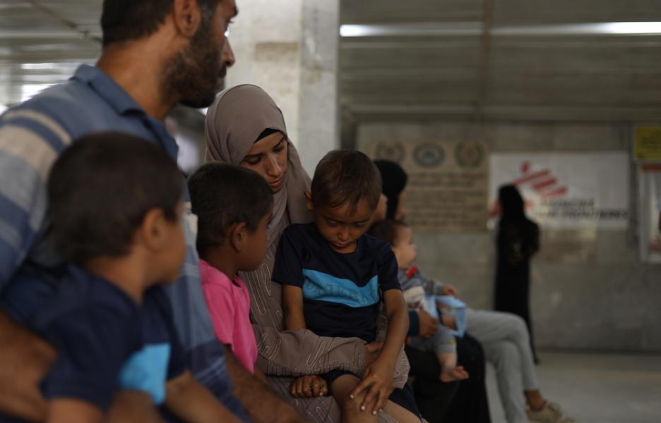 Hanan Zanoun y sus tres hijos en el hospital Nasser.