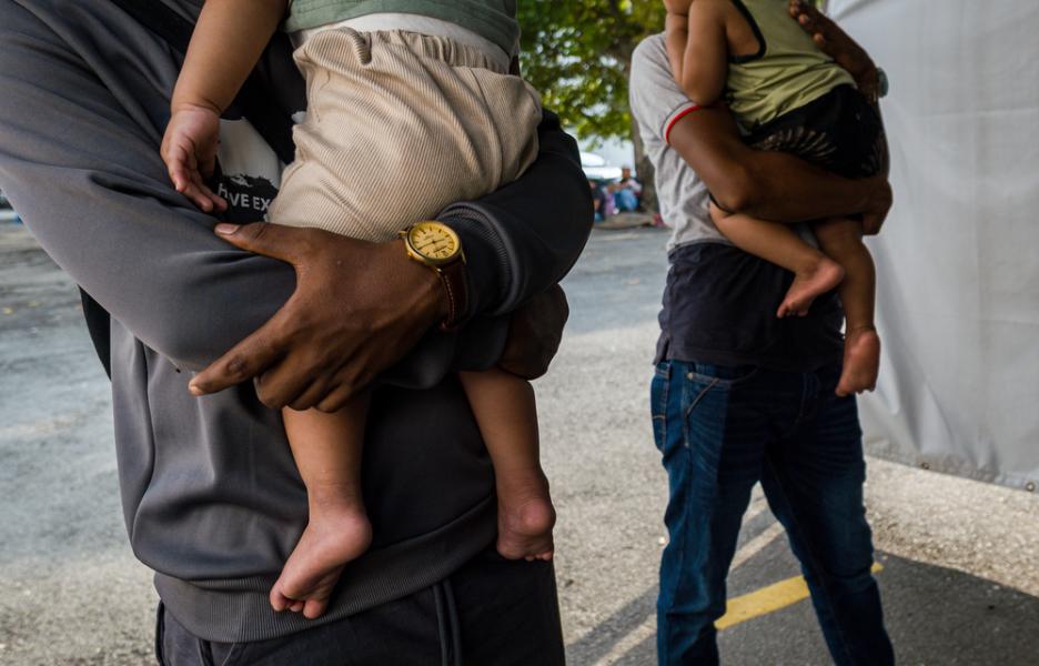 Padres rohingya esperan pacientemente frente a la clínica de Médicos Sin Fronteras en Penang, Malasia, en agosto de 2025. 