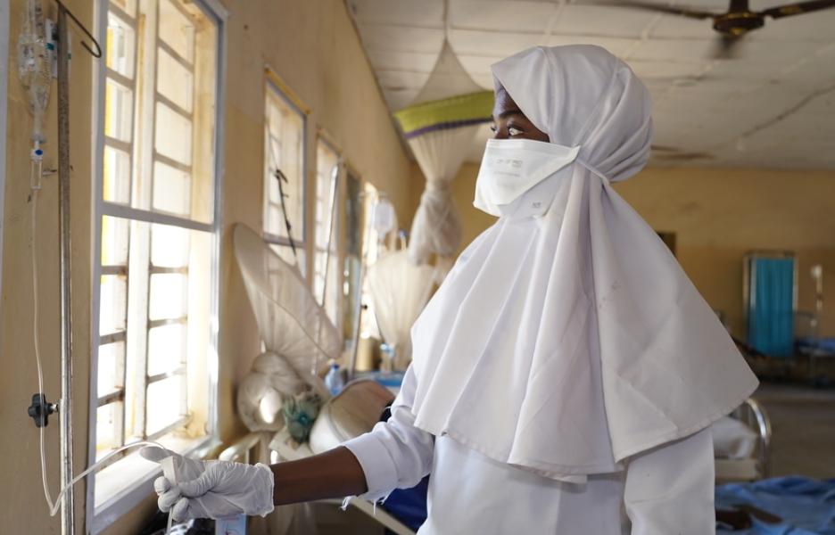 Una enfermera comprueba un gotero intravenoso en una sala del Centro de Tratamiento de la Difteria.