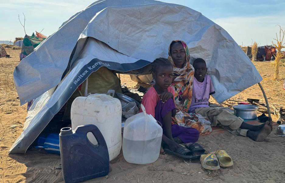 IO y sus dos hijos huyeron de El Fasher el viernes anterior a la toma del poder por parte de las RSF. 
