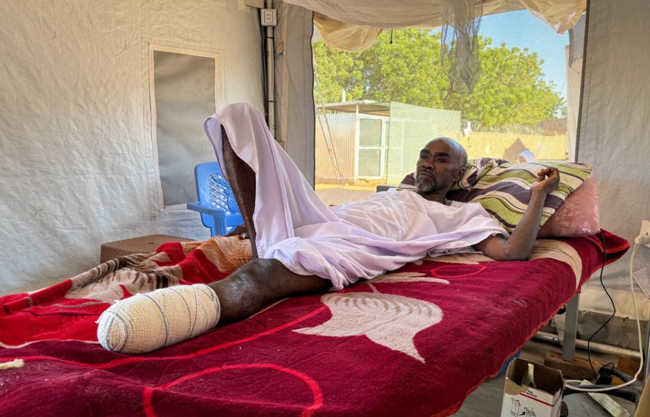 Cuando IA consiguió llegar al hospital de Tawila, los médicos tuvieron que amputarle parte de la pierna. 