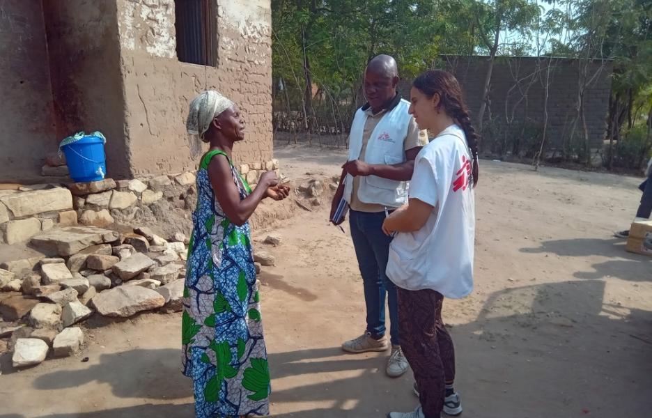 Un residente de la aldea de Lweba, en el territorio de Fizi, en Kivu del Sur, solicita al equipo de supervisión de MSF del centro comunitario de tratamiento de la malaria que se distribuyan mosquiteras en la aldea.