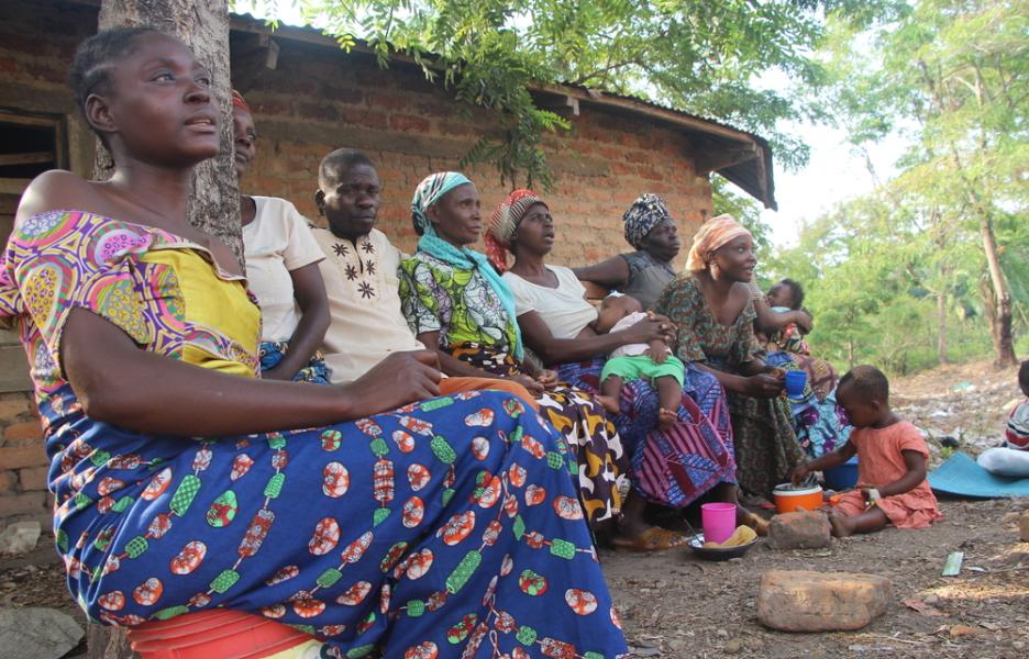 Pacientes y cuidadoras asisten a una sesión de sensibilización sobre la malaria en el centro de salud de Lweba, apoyado por MSF, en la aldea de Katanga, territorio de Fizi, RDC.