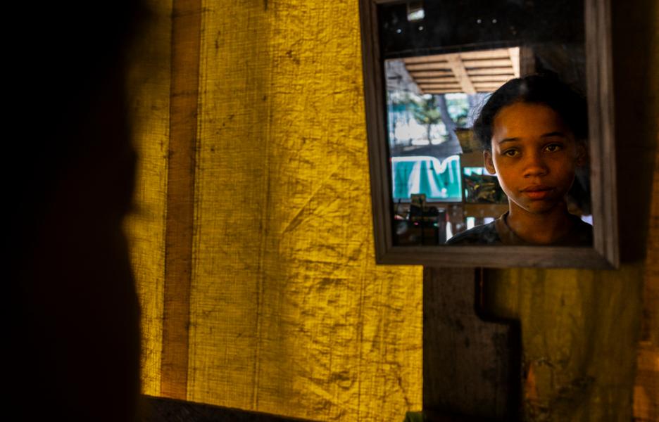 Lucila posa para un retrato dentro de la tienda de dulces, cigarrillos y refrescos de su madre