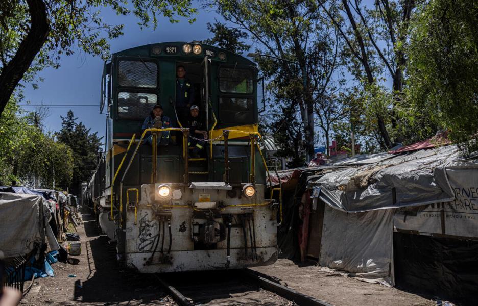 Tren a su paso por el campo de migrantes de Vallejo, en Ciudad de México.