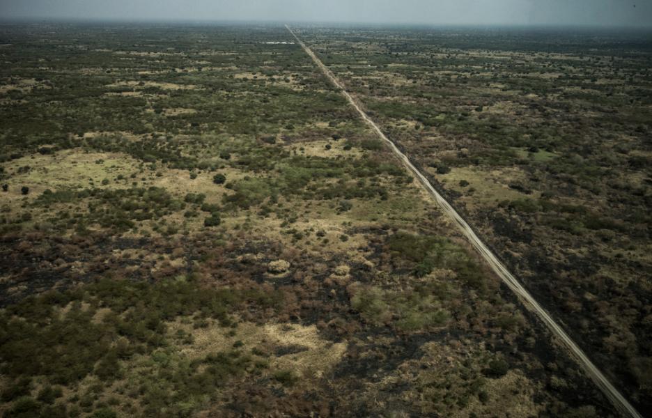 La carretera que une Abyet con Mayen-Abun traza una línea delgada e inquebrantable a través de kilómetros de matorral y pastos quemados