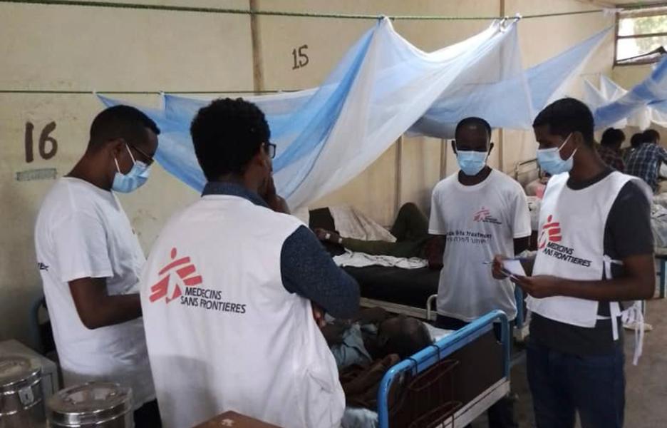 Equipo de MSF haciendo la ronda diaria en el hospital del campo de Kule.