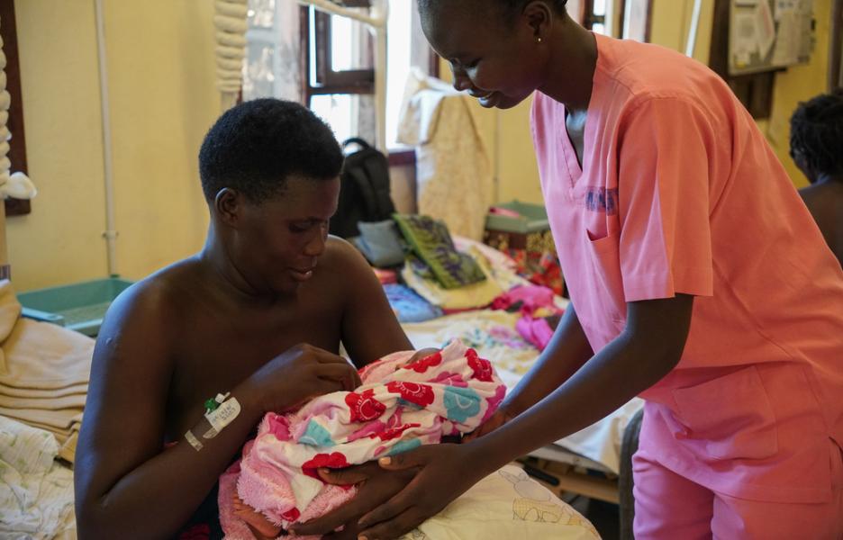 La supervisora de comadronas Beatrice Cosmas ayuda a una mujer a amamantar a su recién nacido. Kajo Keji, Sudán del Sur.