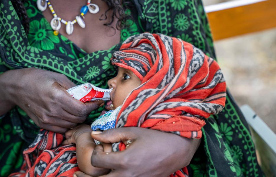 Igahale, de 13 meses, come un sobre de alimento terapéutico