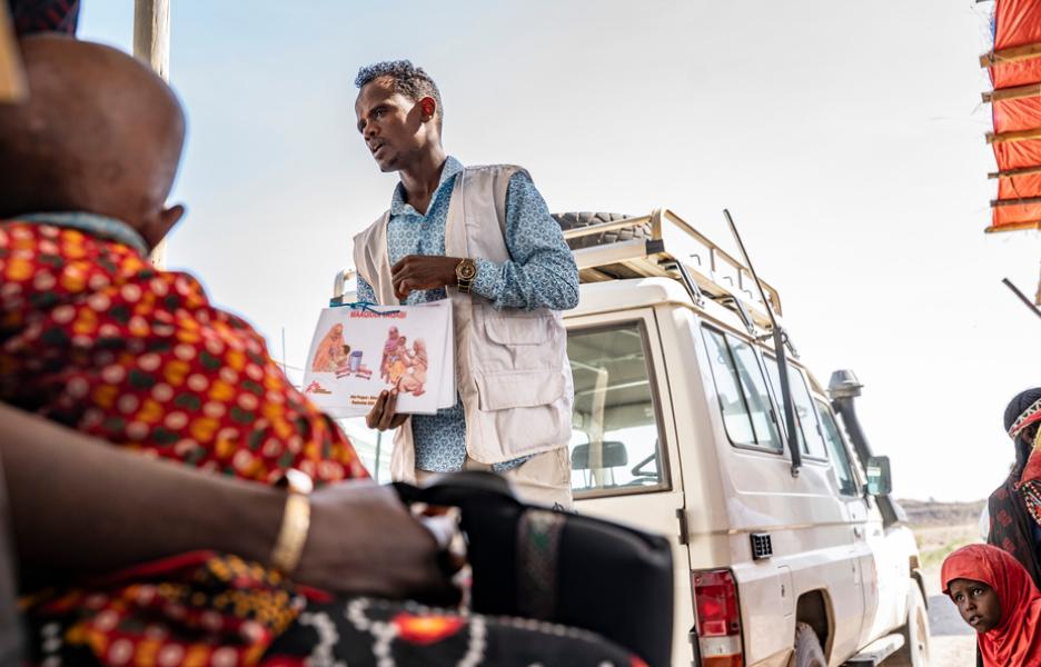 Nuestro personal de promoción de salud imparte una sesión a los cuidadores