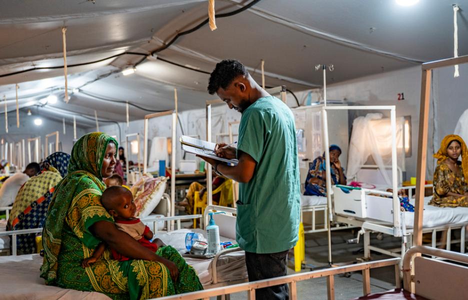 Un médico en el Centro de Nutrición Terapéutica hace la ronda y comprueba la situación de Fatuma, de 14 meses.