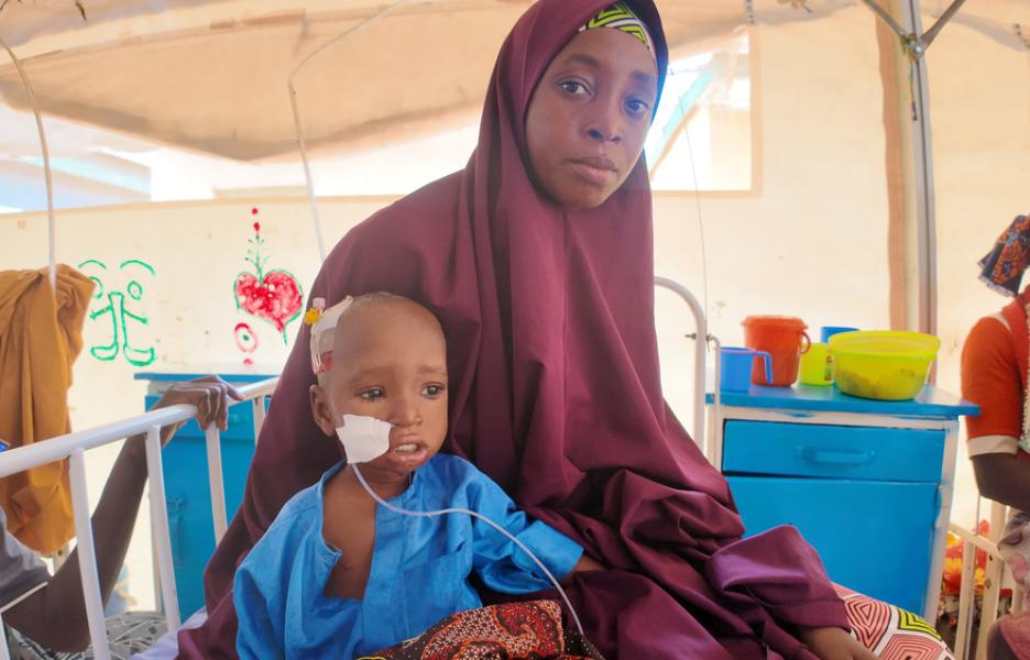 Rafaatu Abubakar cuida de su hijo Misbahu durante su recuperación en Gummi. 