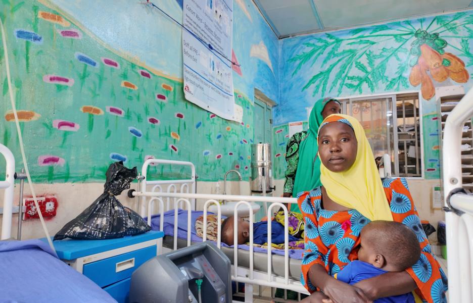 Amina Lawali se sienta junto a su hijo Yusufa mientras se recupera de una malaria grave en el hospital de Gummi, apoyado por MSF