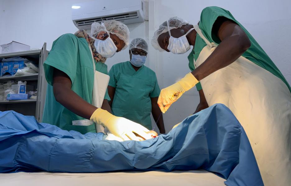 El doctor Altayeb, cirujano ortopédico de MSF, realiza una cirugía de seguimiento a un paciente amputado. 