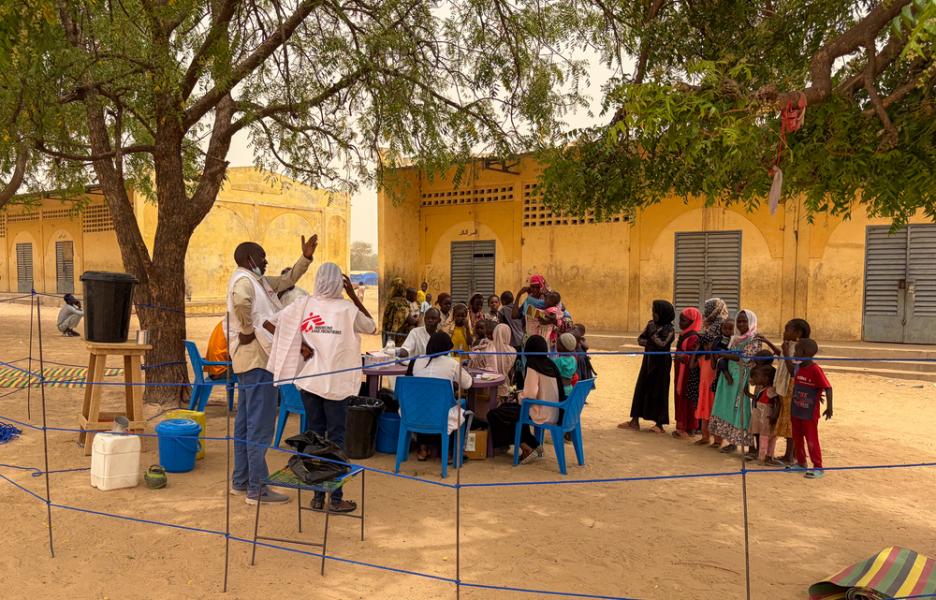 Los equipos de MSF llevan a cabo una campaña de vacunación de emergencia contra el sarampión en Adré, con 40 equipos desplegados por toda la ciudad para aumentar la cobertura y ayudar a contener el brote. Centro de vacunación, Adré, provincia de Ouaddaï, Chad.