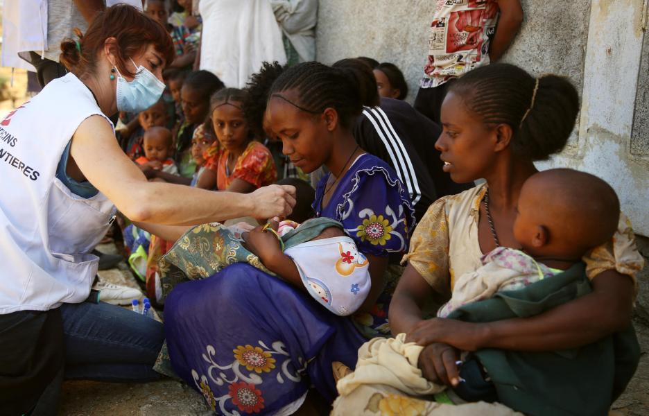 Naiara, enfermera de MSF, examina a un niño para detectar signos de desnutrición en una clínica móvil en Adiftaw en 2021, durante el anterior conflicto de Tigray.