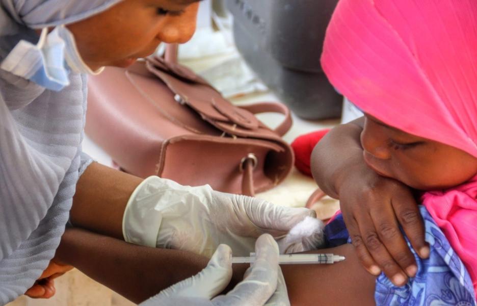 Una de nuestras compañeras vacuna a una niña contra el sarampión en el estado de Borno, noreste de Nigeria.