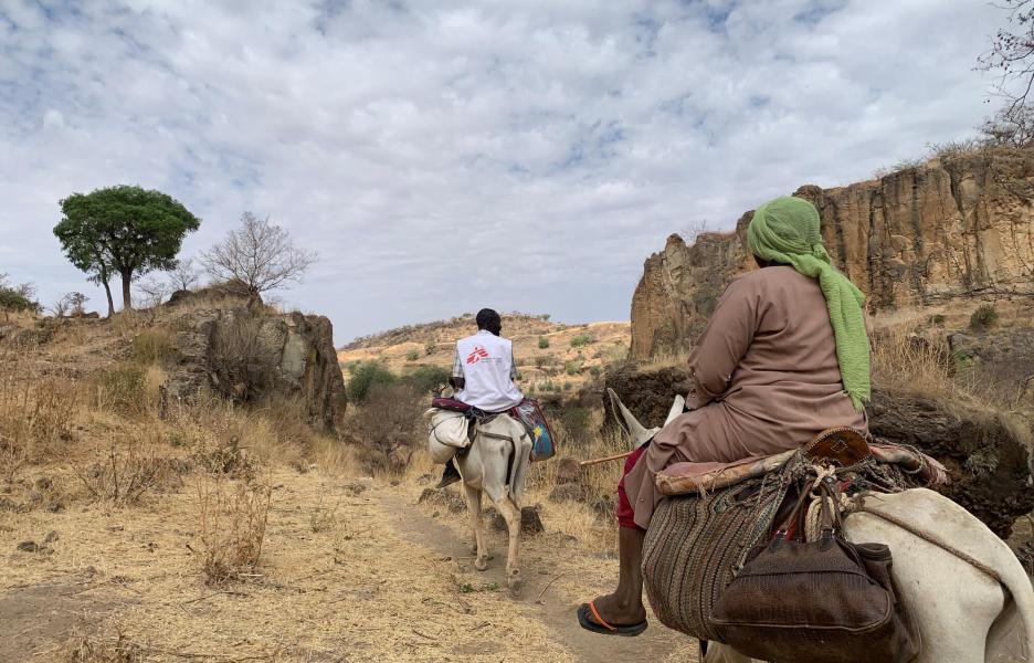 Equipo de MSF de camino a la aldea de Dilli para entregar material sanitario. Montañas de Yebel Marra, región de Darfur. Sudán