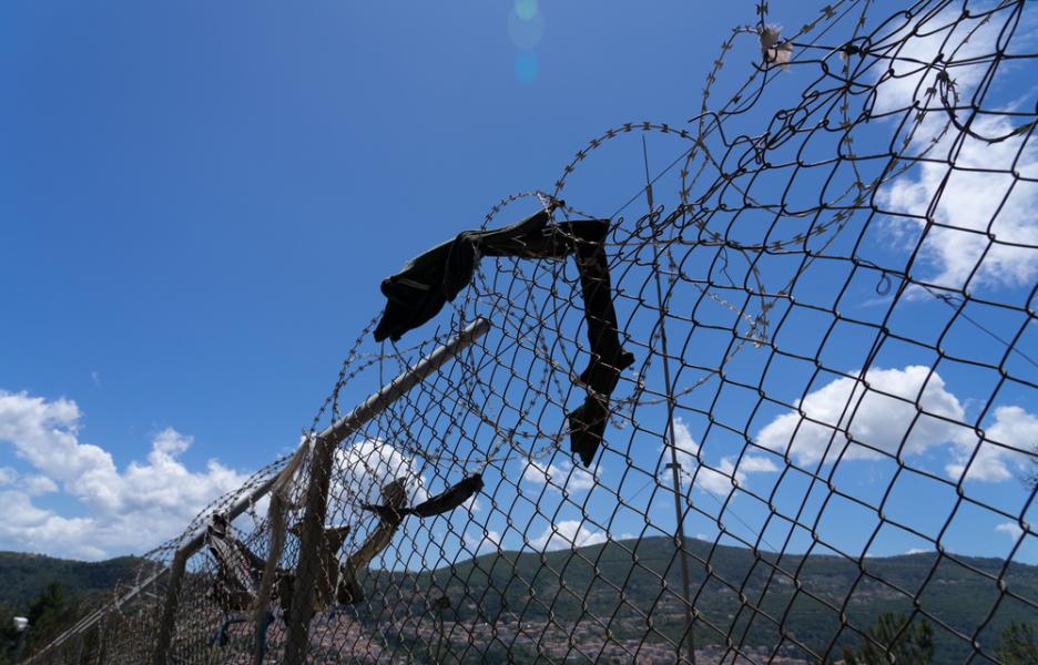 Valla que rodea el centro de recepción e identificación en Vathy, Samos. Mayo, 2021.