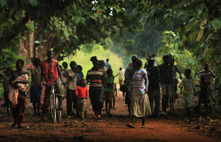 Un grupo de personas desplazadas sursudanesas camina por una pista en el bosque cerca de la aldea de Kassia. 