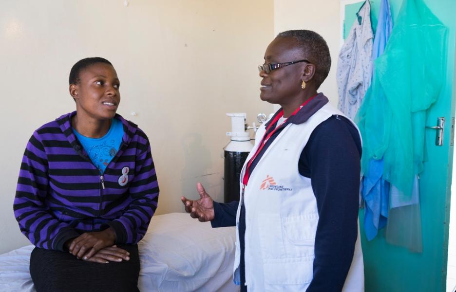 Tracy, de 24 años, paciente de cáncer de cuello uterino, habla con una trabajadora de MSF.