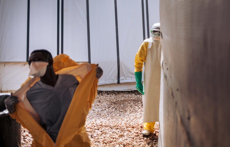 Un trabajador en proceso de desinfección en el centro de tratamiento de Butembo, epicentro del brote de ébola
